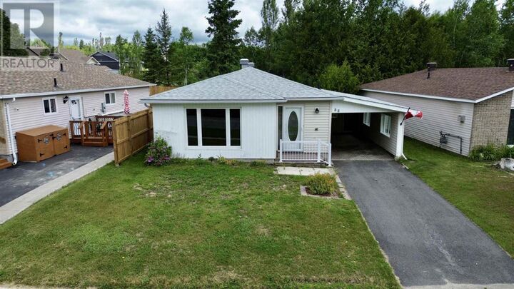 Property Photo: 88 Esten Dr S ON P5A 3L9