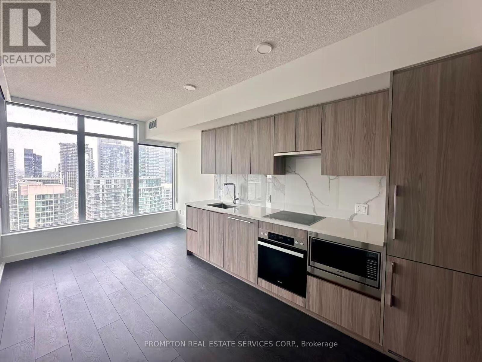 Property Photo: 1 Concord Cityplace Way 3201 ON M5V 0X3