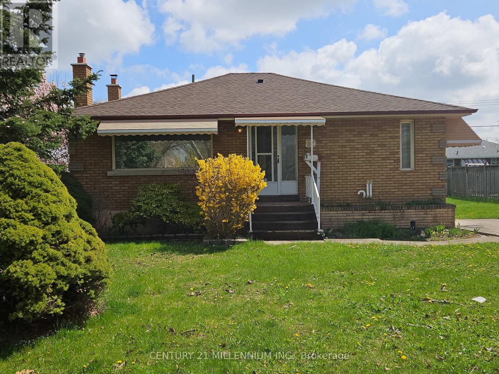 Property Photo:  32 Stewart Avenue Upper  ON L2V 2W7 