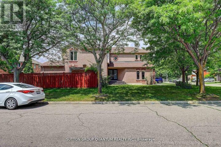 Property Photo: 3246 Fanleaf Drive ON L5N 7C9