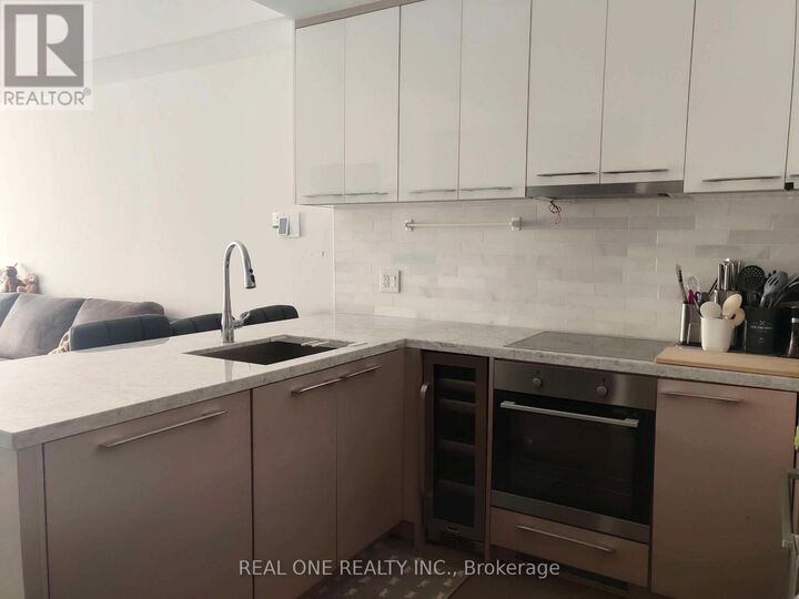 Property Photo: 488 University Avenue 4911 ON M5G 0C1
