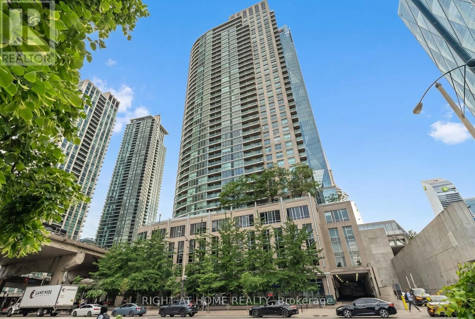 Property Photo:  18 Yonge Street 1813  ON M5E 1Z8 