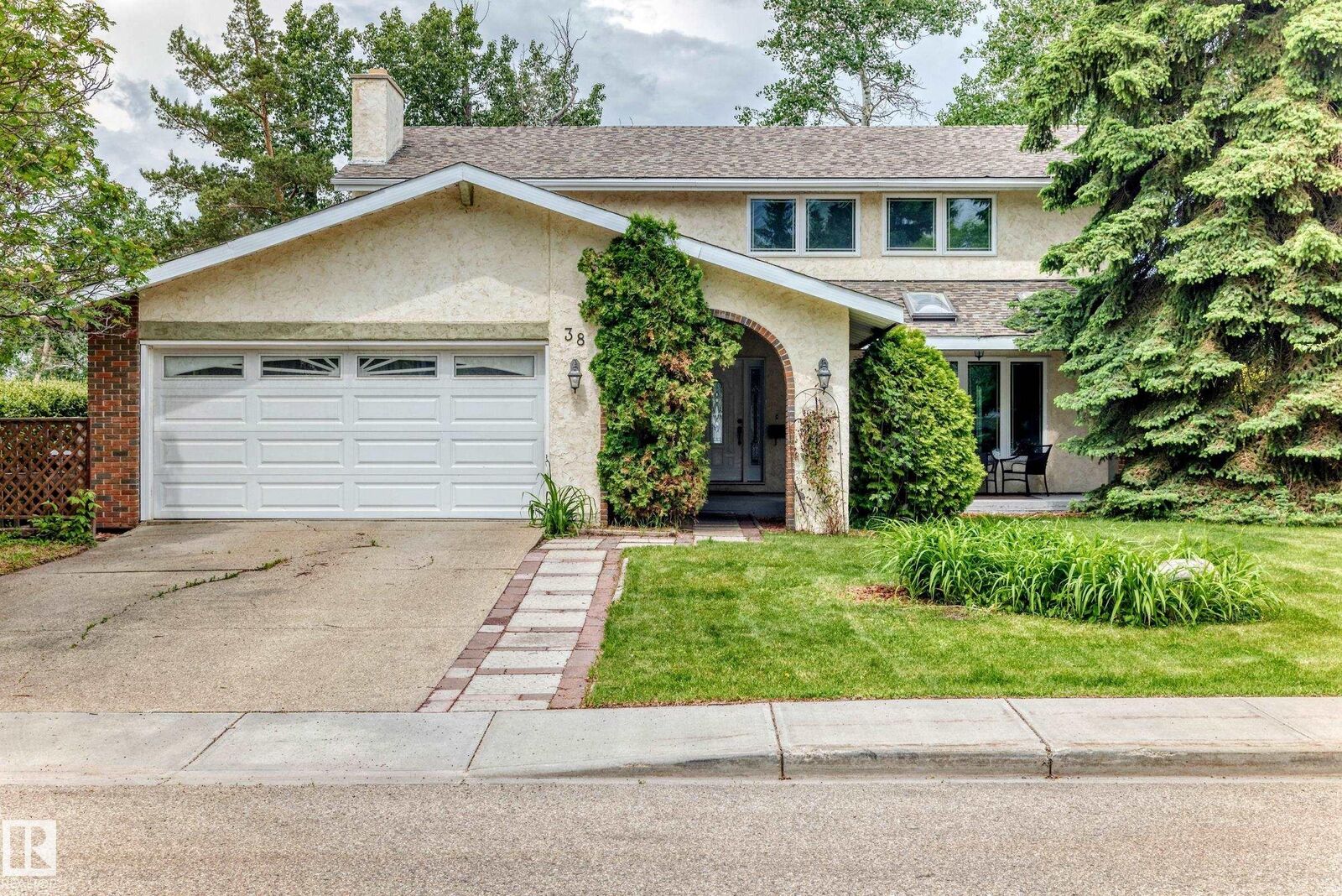 Property Photo:  38 Beauvista Drive  AB T8A 3M5 