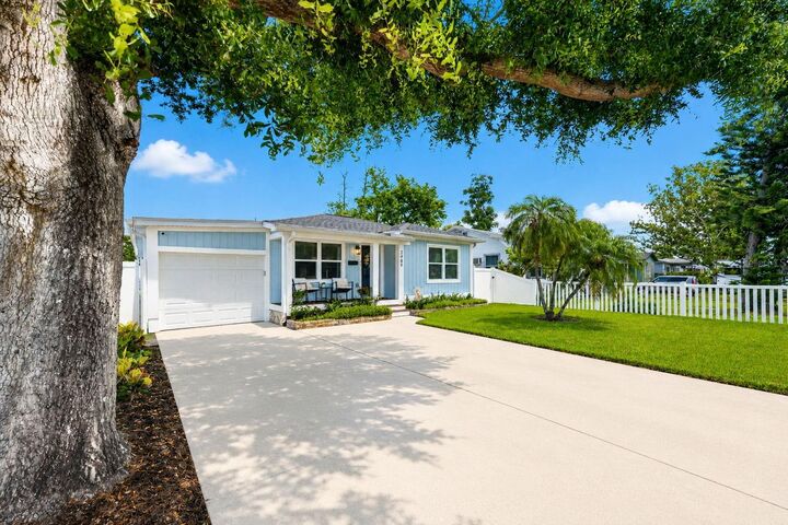 Property Photo: 2489 15th Avenue N FL 33713