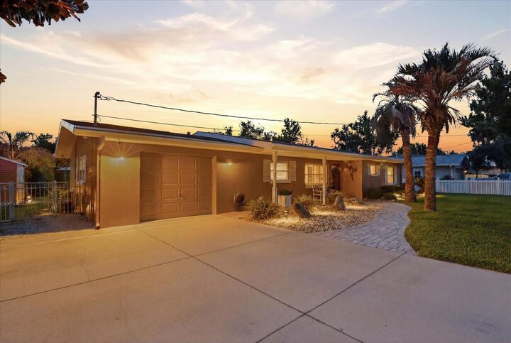 Property Photo: 1302 SE Paradise Avenue FL 34429
