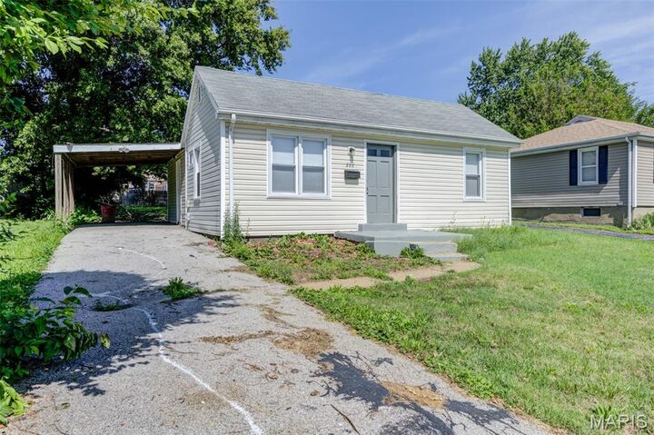 Property Photo:  223 La Motte Lane  MO 63135 