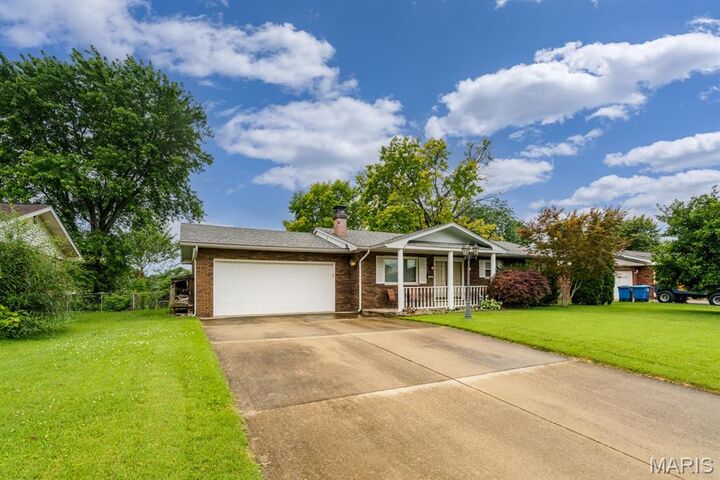 Property Photo:  2560 Stratford Lane  IL 62040 