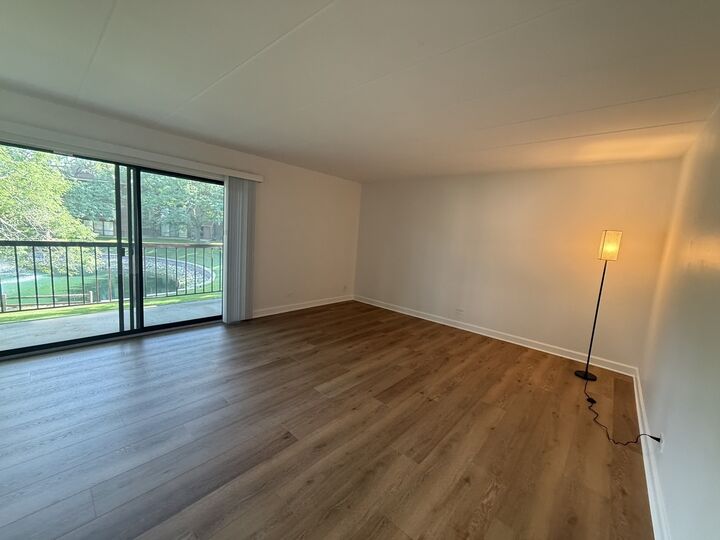 Property Photo:  140 E Fountainview Lane 2B  IL 60148 