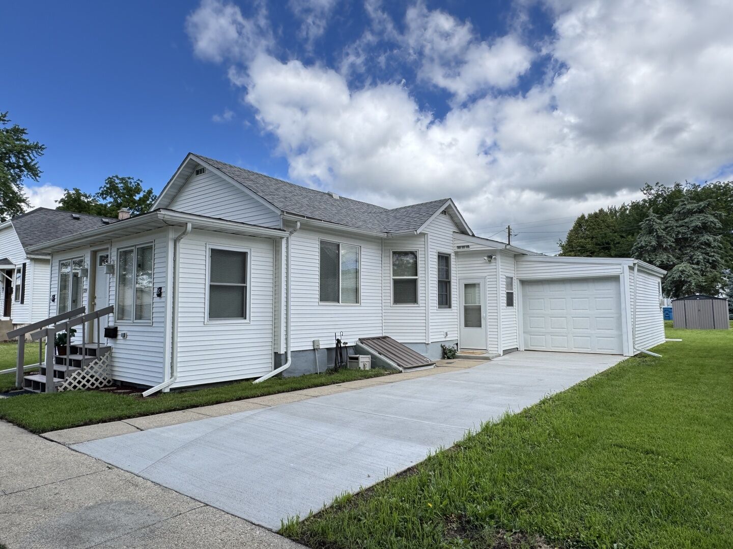Property Photo:  224 W 2nd Place  IL 61362 