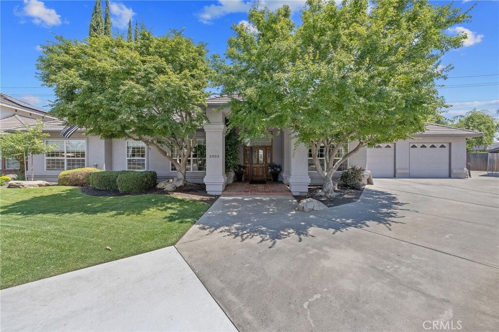 Property Photo:  2833 E Laura Court  CA 93292 