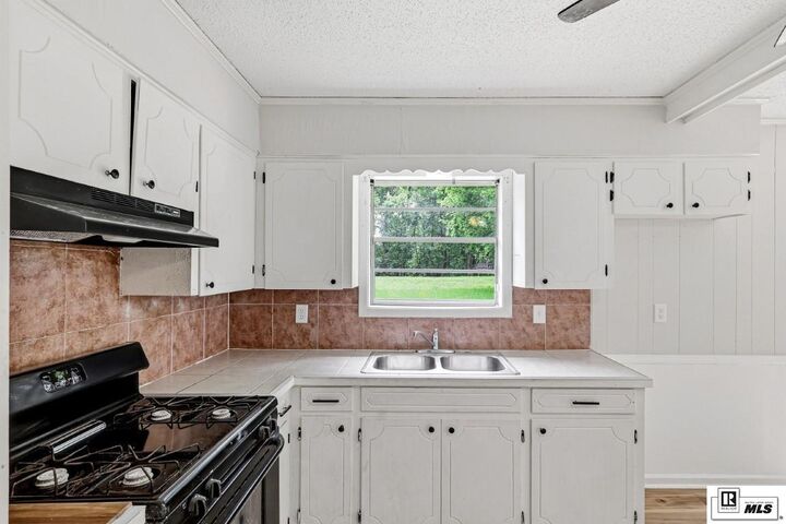 Property Photo:  512 Oregon Trail  LA 71202 
