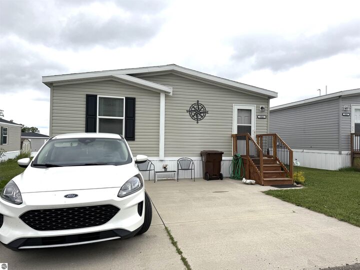 Property Photo:  1042 Jackson Court  MI 48858 