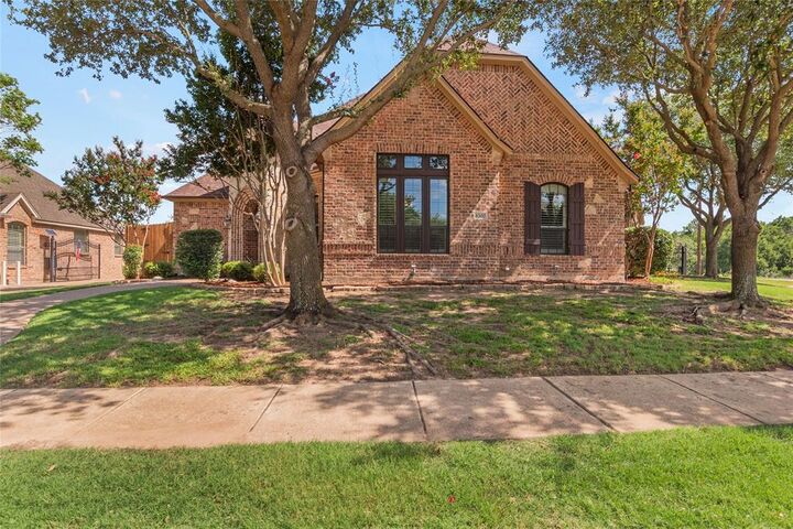 Property Photo: 8300 Southridge Court TX 76182