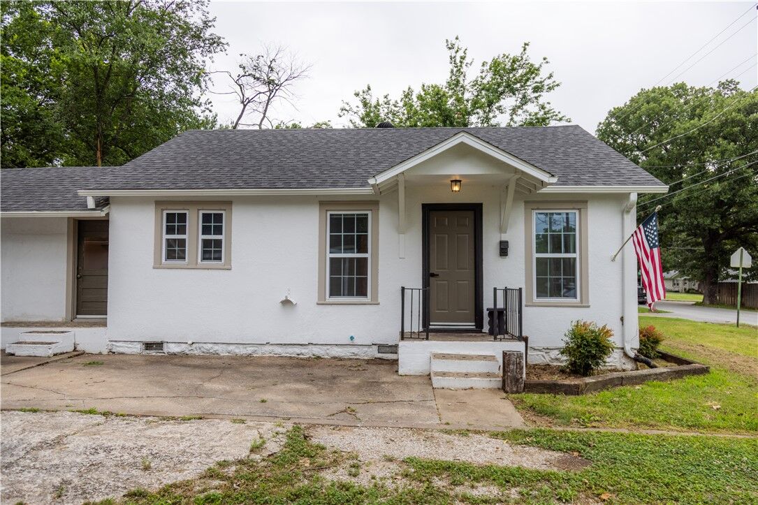Property Photo:  810 W Elgin Street  AR 72761 