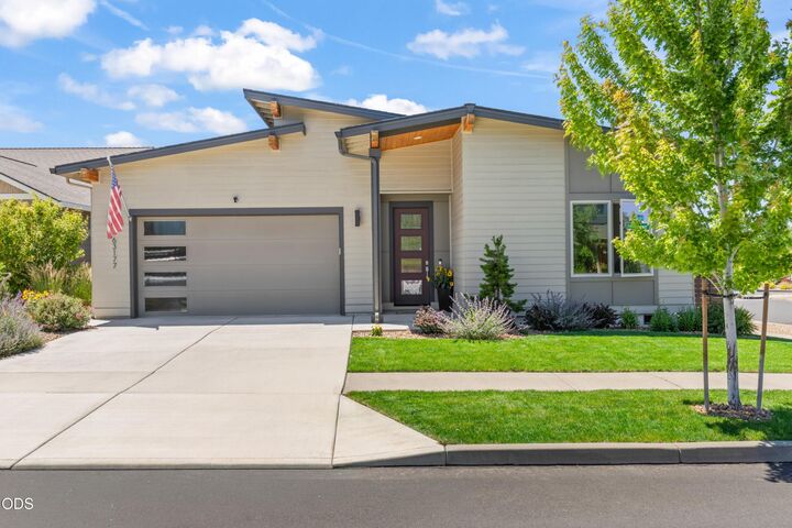Property Photo:  63177 Iner Loop  OR 97701 
