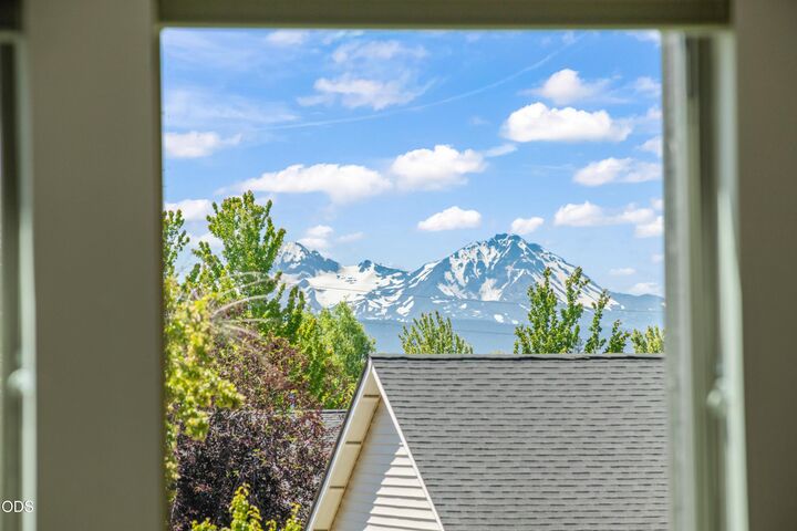 Property Photo:  63177 Iner Loop  OR 97701 