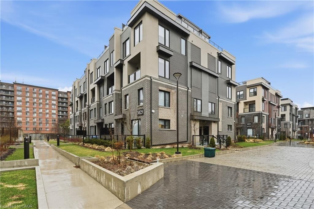 Property Photo: 3425 Ridgeway Drive 10 ON L5L 0B9