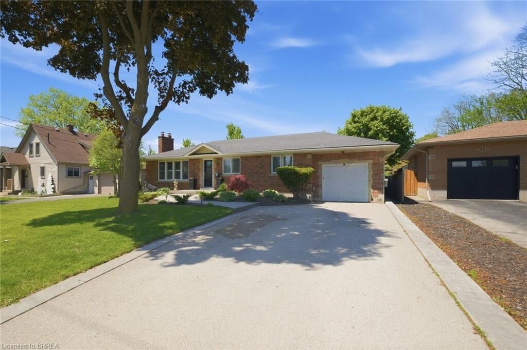 Property Photo: 8 Queensway Drive ON N3R 4W4