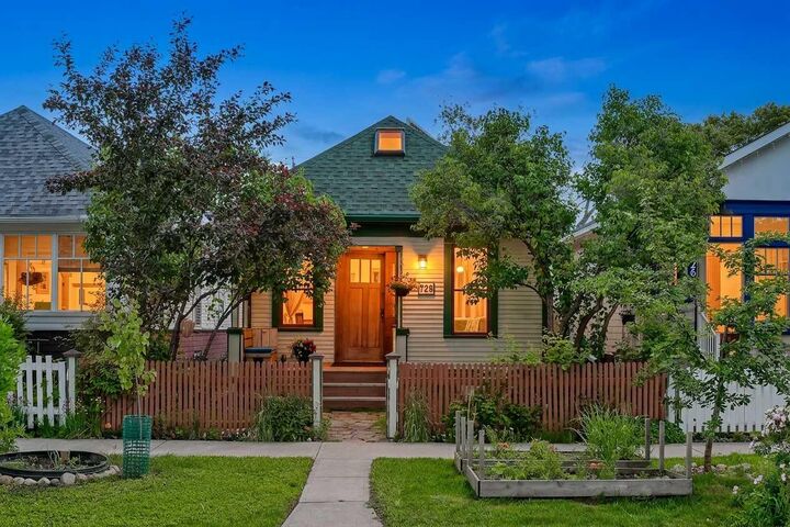 Property Photo:  728 4A Street NW  AB T2N 1P5 