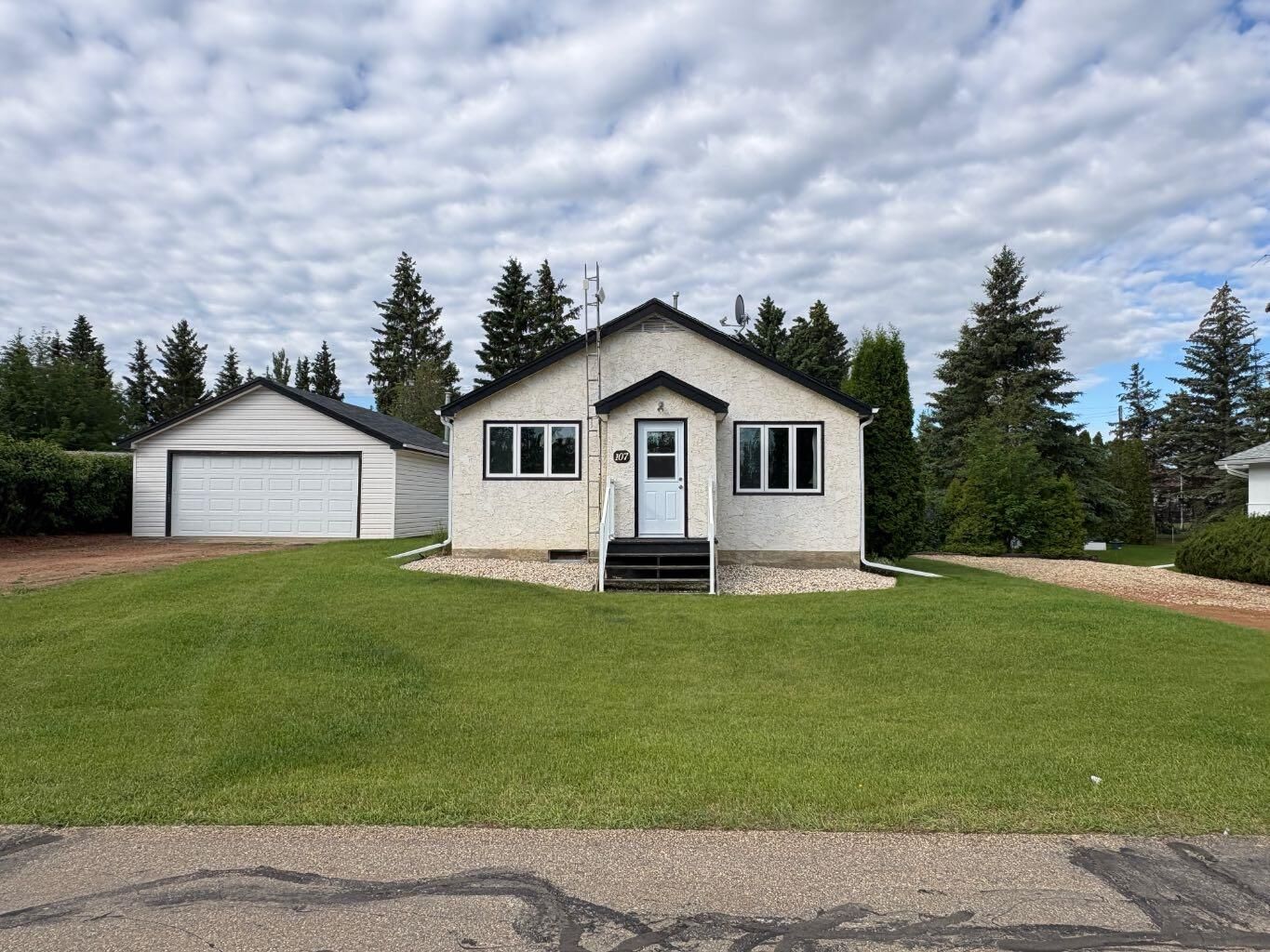 Property Photo:  107 1 Avenue  AB T0B 3Y0 