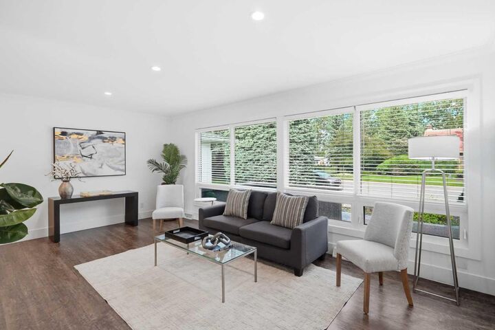Property Photo:  10012 Willowview Road SE  AB T2J 1P4 