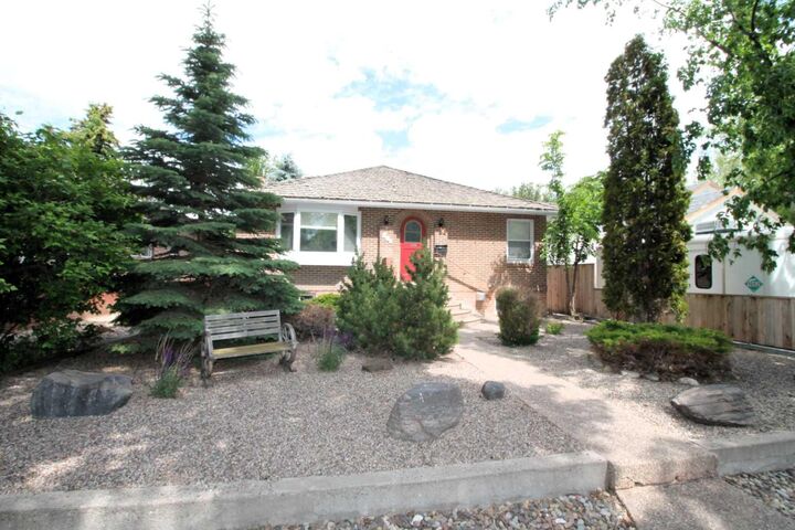 Property Photo: 819 9 Avenue S AB T1J 1T6