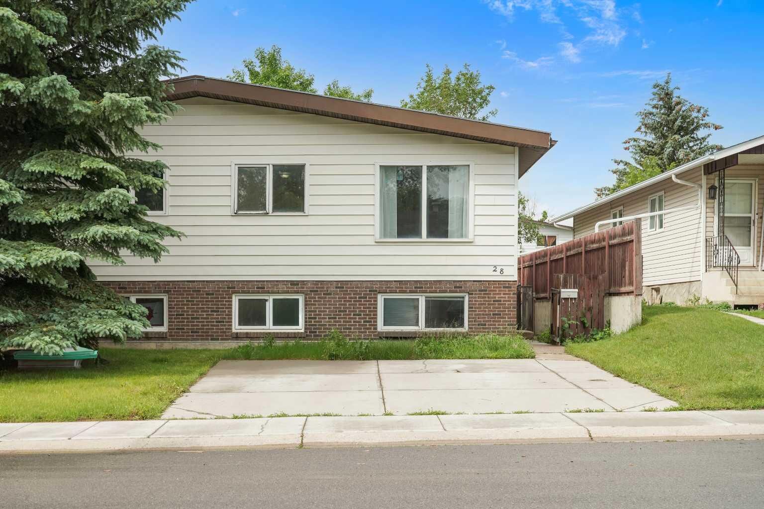 Property Photo:  28 Cayuga Crescent W  AB T1K 5H5 