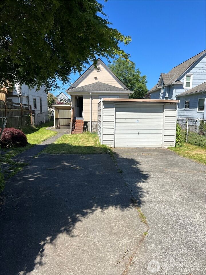 Property Photo: 2219 Rockefeller Ave WA 98201