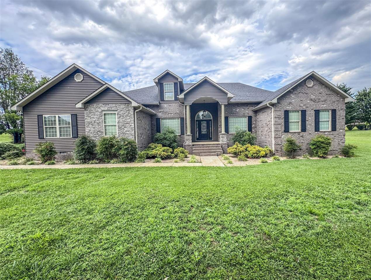 Property Photo:  48 Oakwind Road  KY 42141 
