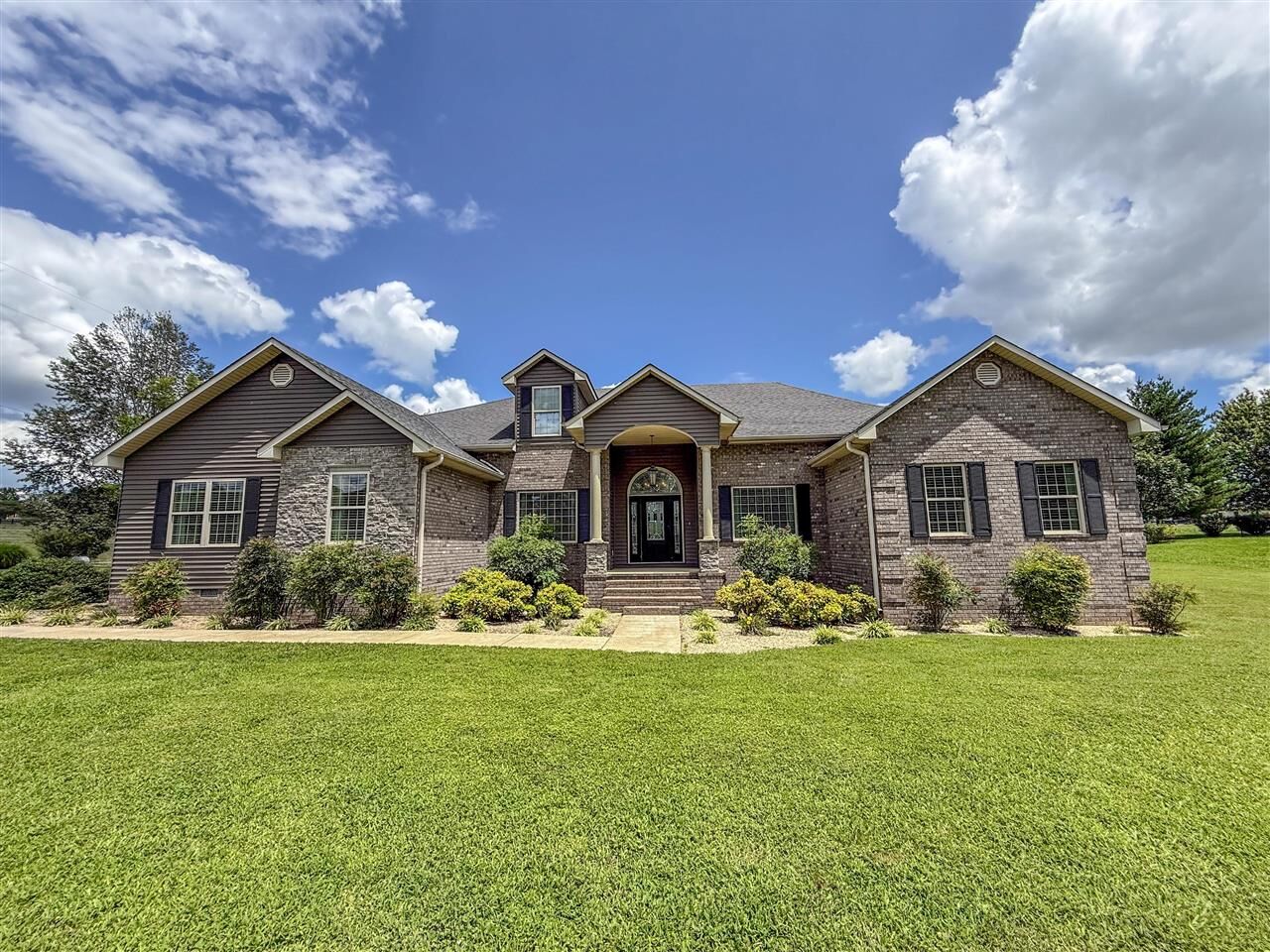 Property Photo:  48 Oakwind Road  KY 42141 