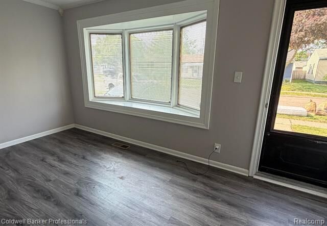 Property Photo:  142 E Dallas Avenue E  MI 48071 