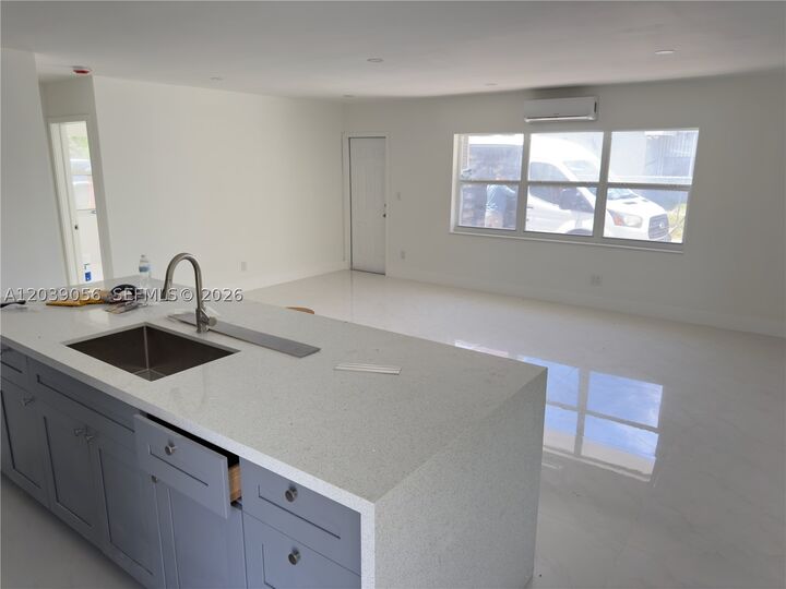 Property Photo: 2191 NE 167th St 5 FL 33162