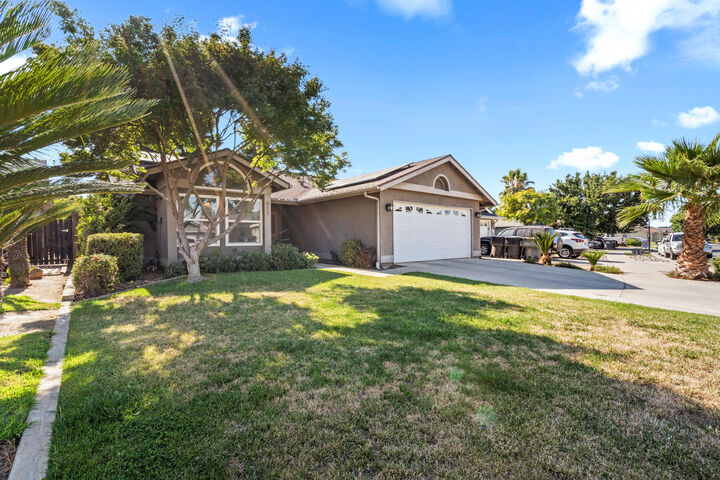 Property Photo:  911 N Parkwood Court  CA 93291 