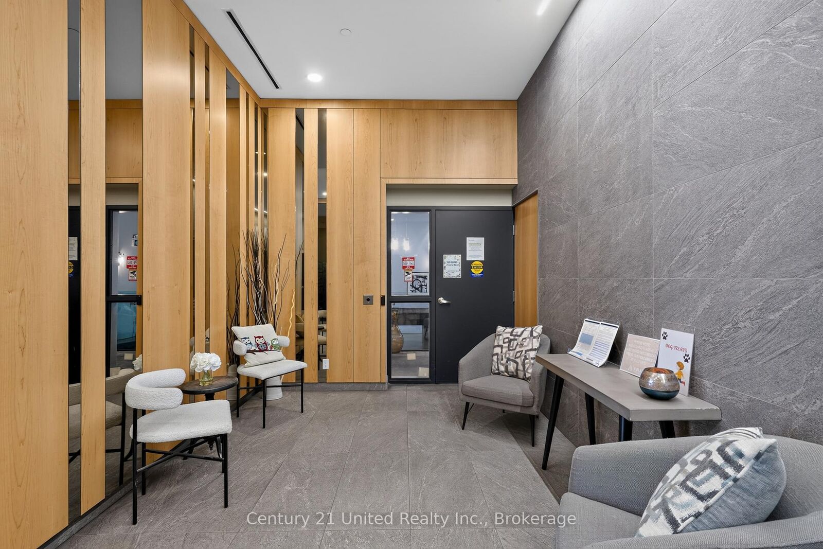 Property Photo:  100 Bond Street E 229  ON L1G 0B7 