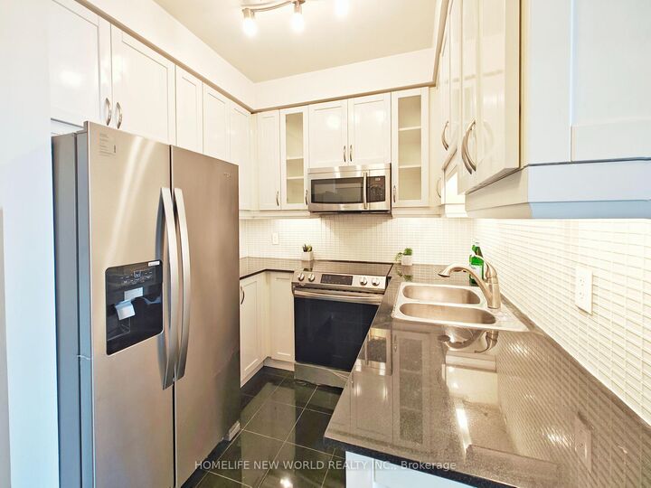 Property Photo:  18 Holmes Avenue Lph07  ON M2N 0E1 