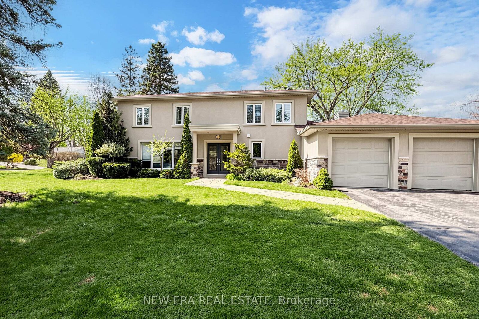 Property Photo: 1423 Bunsden Avenue ON L5H 2B3