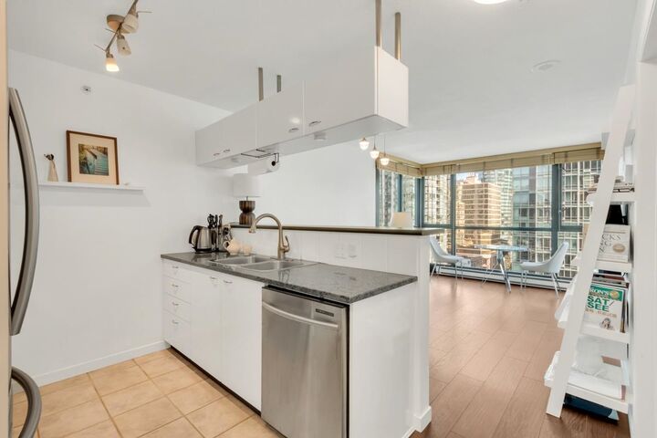 1331 Alberni Street 1601 — photo 1