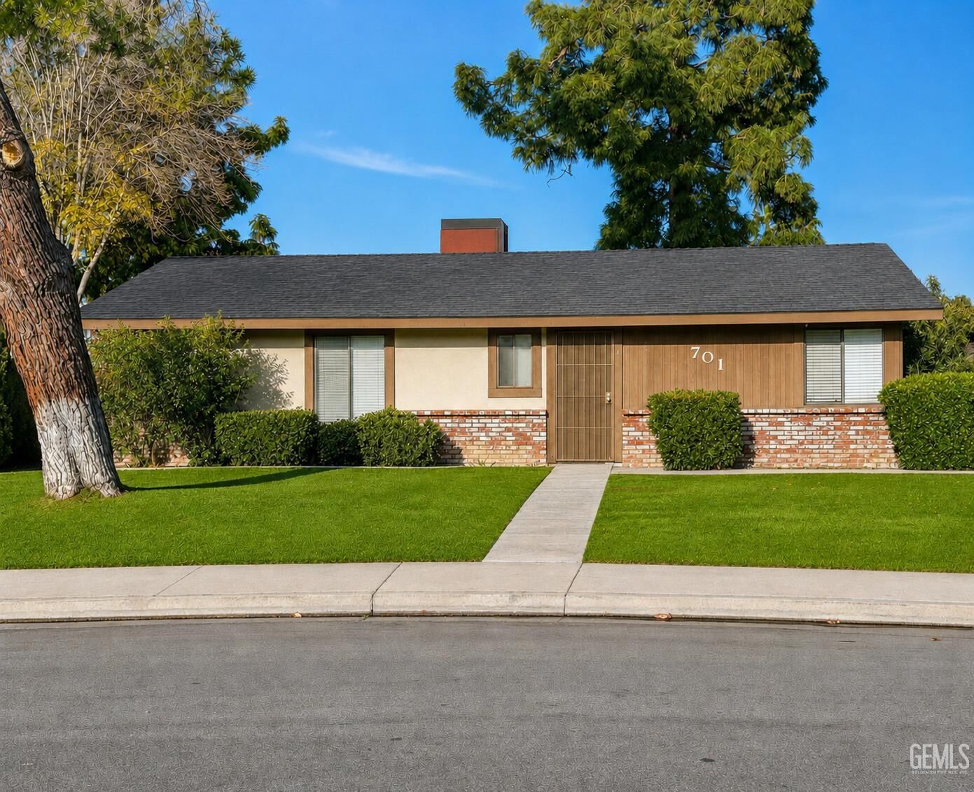 Property Photo:  701 Deseret Way  CA 93309 