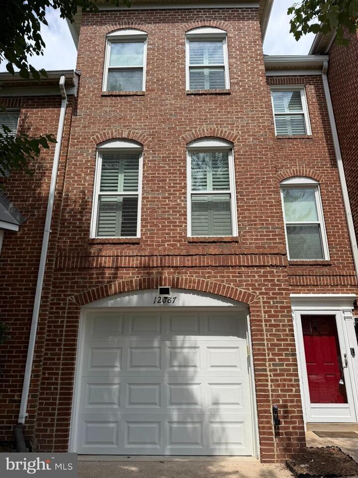 Property Photo: 12087 Edgemere Circle VA 20190