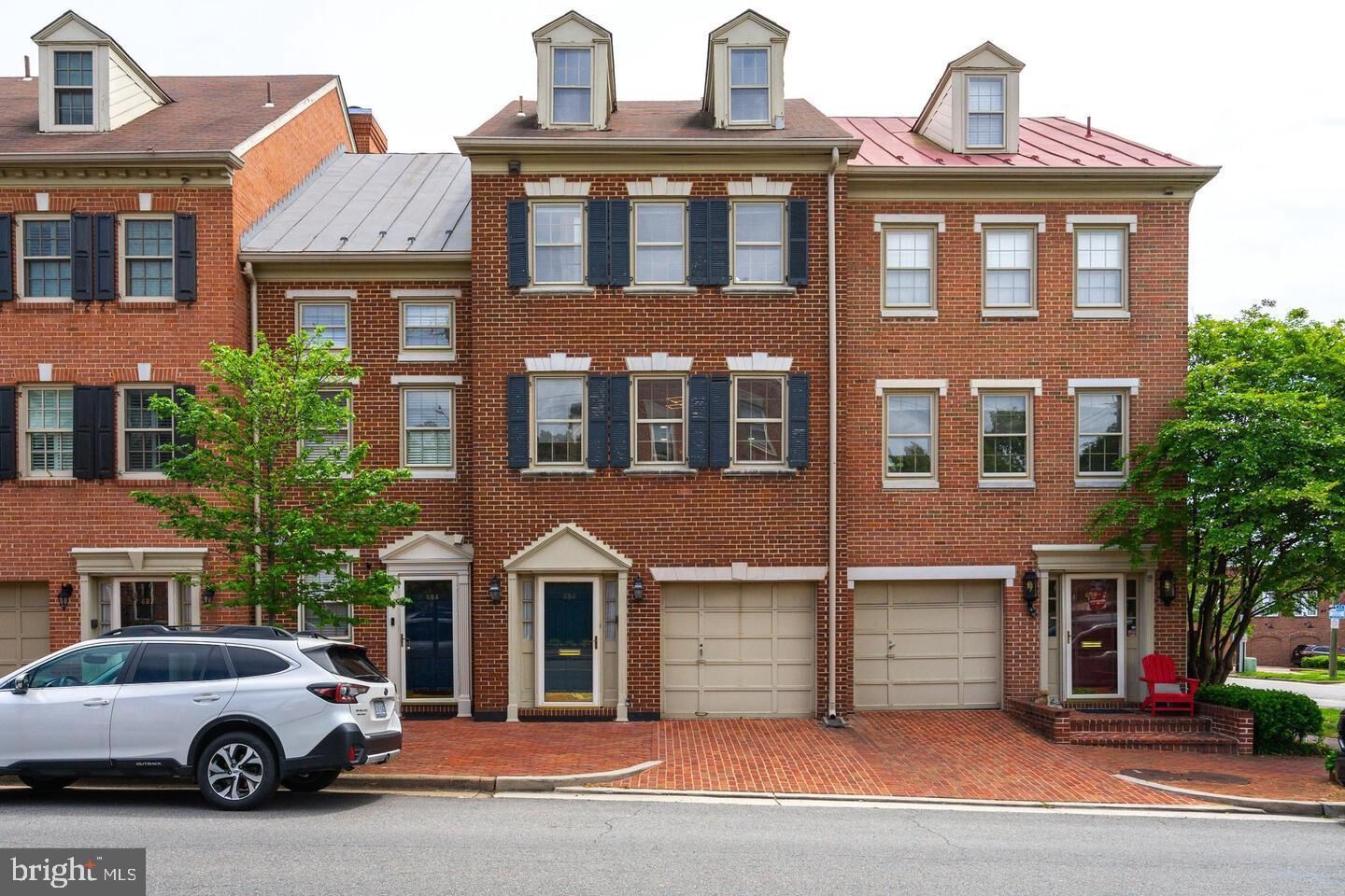 Property Photo: 686 S Columbus Street VA 22314