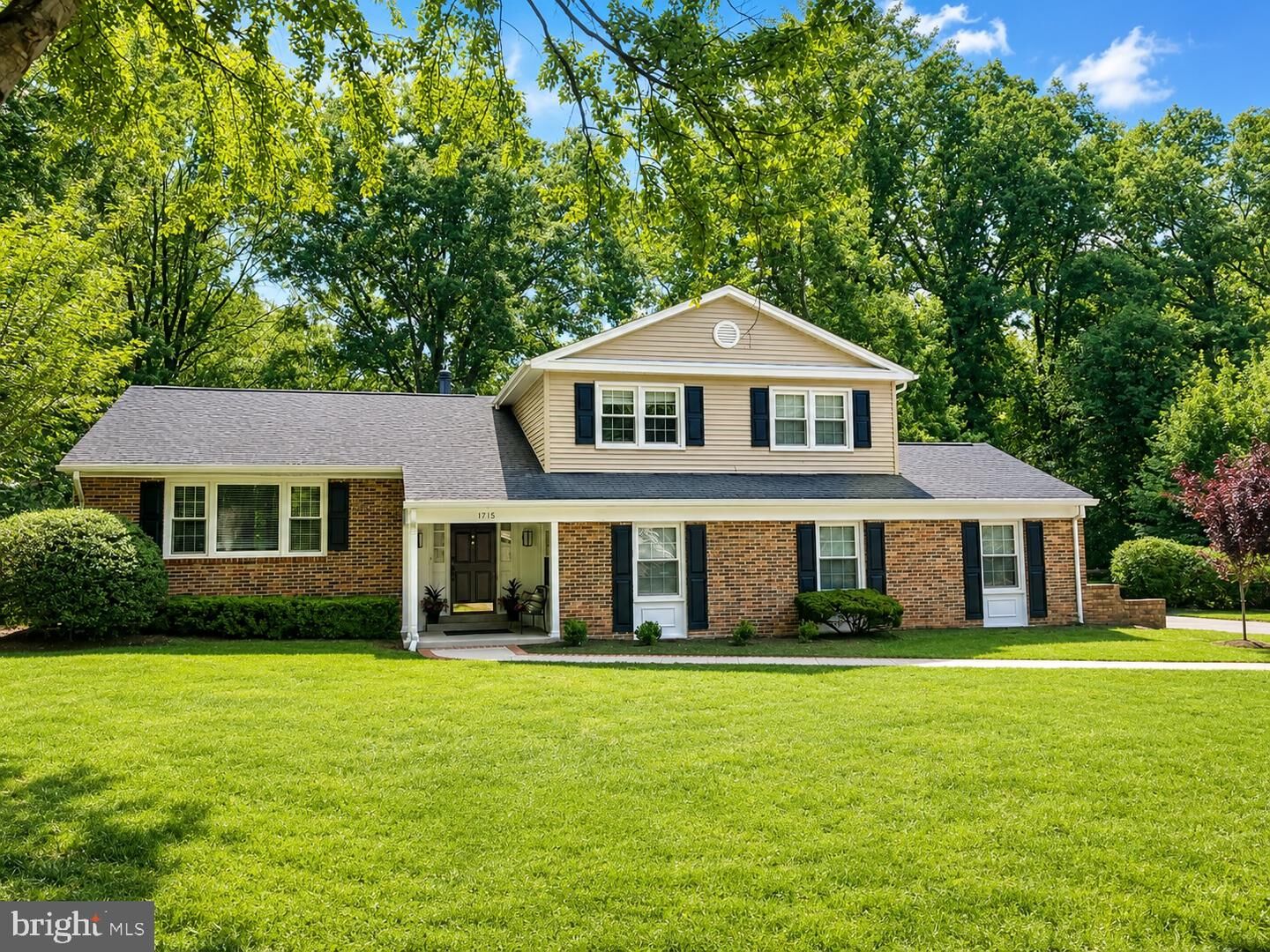 Property Photo:  1715 Fox Run Court  VA 22182 