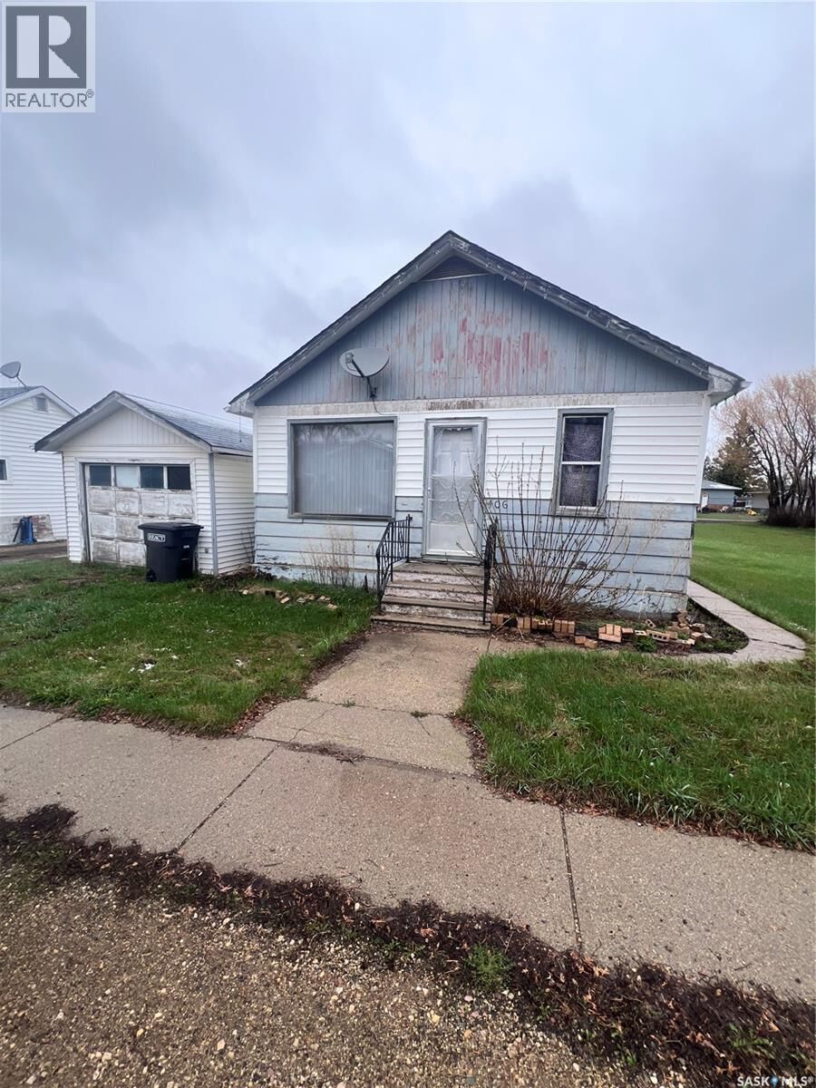 Property Photo:  406 Main Street  SK S0K 4P0 