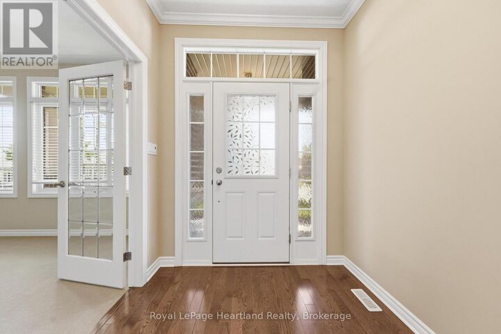 Property Photo:  518 Blue Jay Drive 18  ON N5X 0E4 