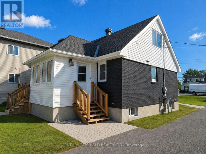 Property Photo: 2030 Pitt Street ON K6J 5G1
