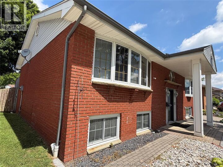 Property Photo: 81 Lancefield Place ON N7L 2M2