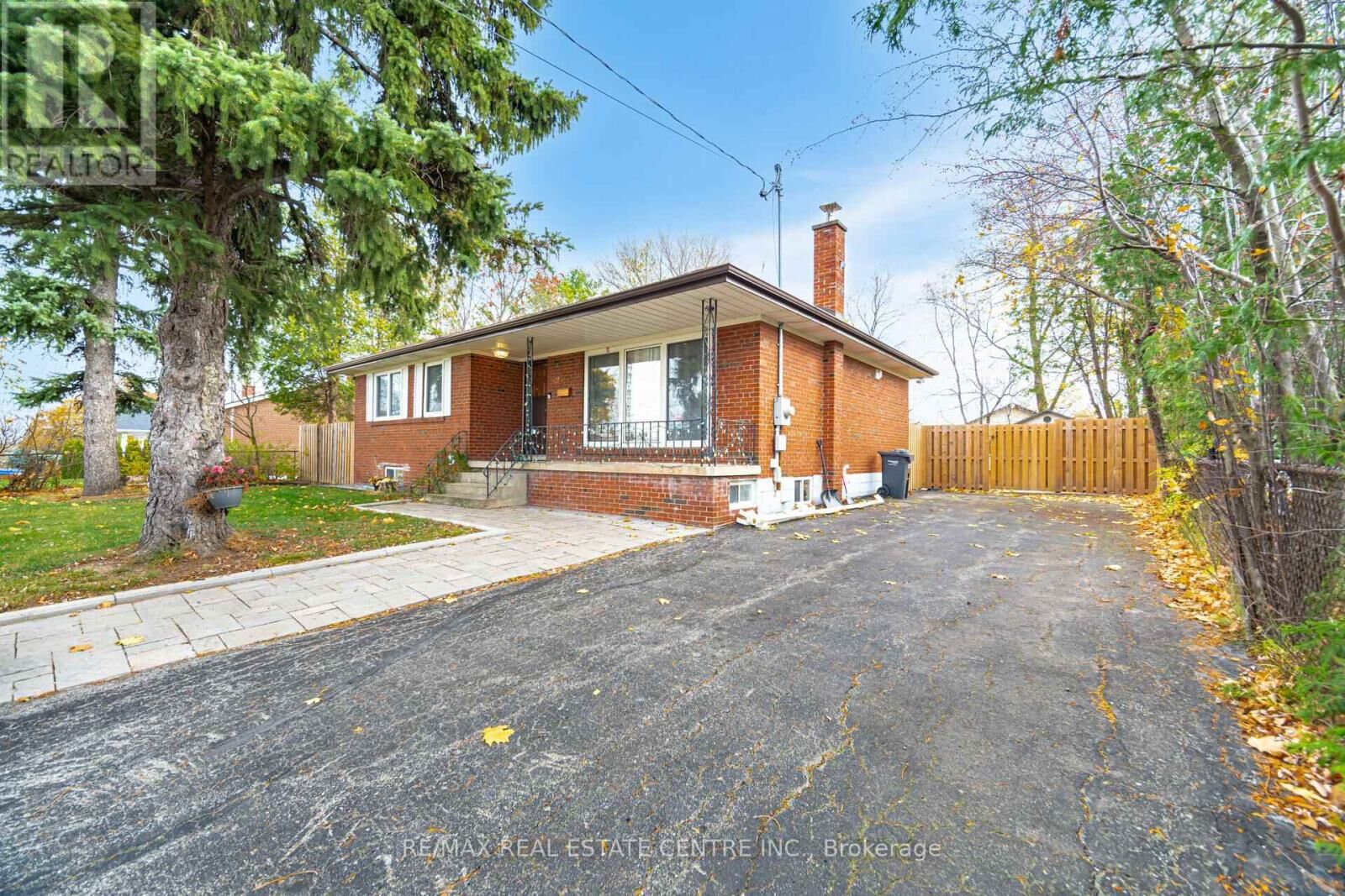 Property Photo: 86 Vista Boulevard Lower ON L5M 1C5