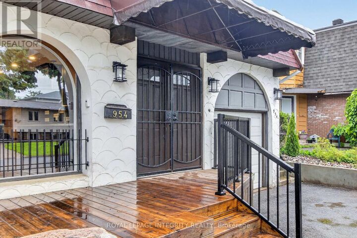 Property Photo:  954 Watson Street  ON K2B 6C2 