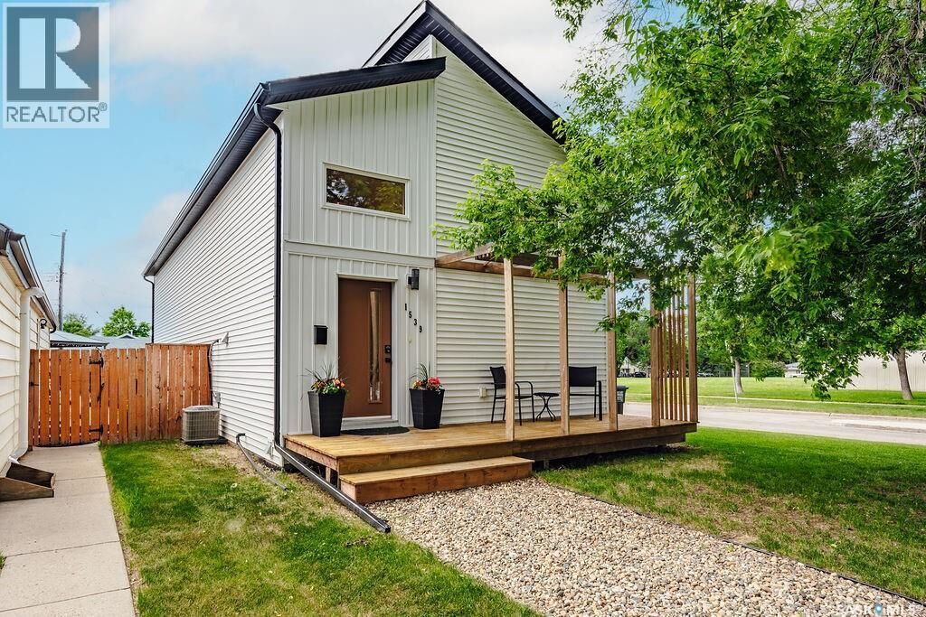 Property Photo:  1539 E Avenue N  SK S7L 1T9 