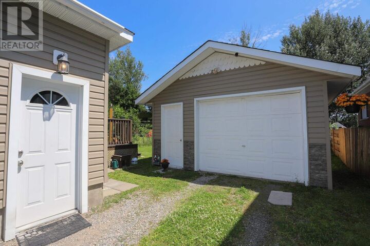 Property Photo: 560 Sherbourne St ON P6C 3X7