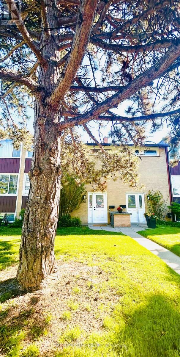 Property Photo: 84 Barber Greene Road 25 ON M3C 1Z9